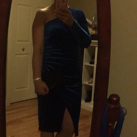 Le Chateau One Shoulder Dress - Picture 6 of 7